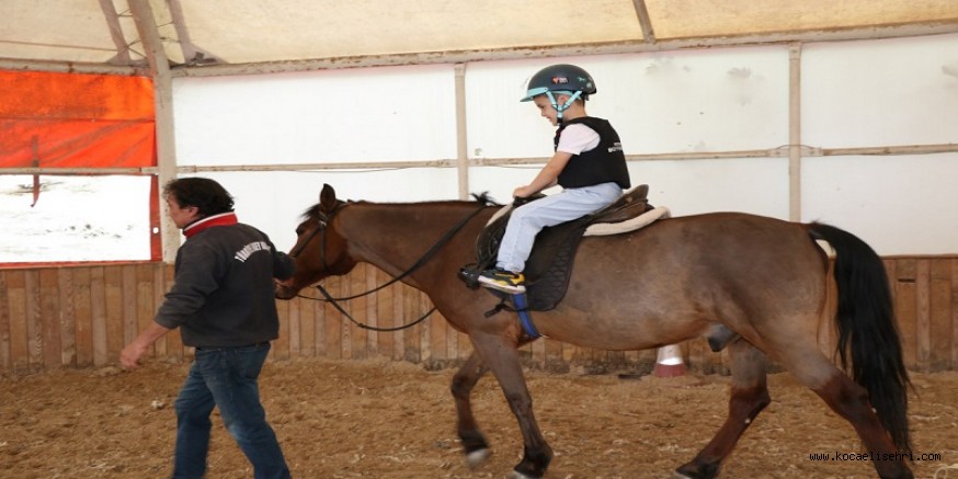 Çocuklara yönelik ücretiz at biniş eğitimleri devam ediyor